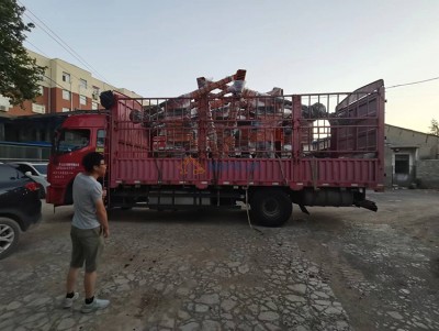 3 Sätze hydraulischer Gussmanipulator sind auf den LKW geladen und zur Lieferung bereit.